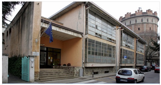 IL SOFFITTO SCRICCHIOLA, LE MAESTRE FANNO USCIRE TUTTI GLI ALUNNI E IMMEDIATAMENTE DOPO CROLLA TUTTO - 11/10/2016