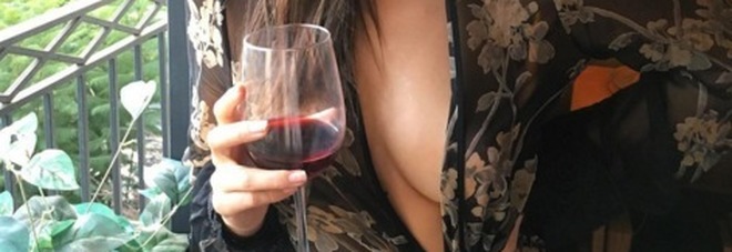 LA SENSUALE MODELLA IN VESTAGLIA E SLIP SENZA REGGISENO: AVETE CAPITO DI CHI SI TRATTA? - 18/10/2016