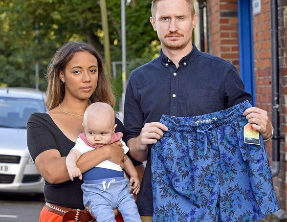 PAPA' COMPRA UN COSTUME DA 10 EURO AL CENTRO COMMERCIALE, ECCO COSA HA TROVATO IN TASCA - 06/09/2015