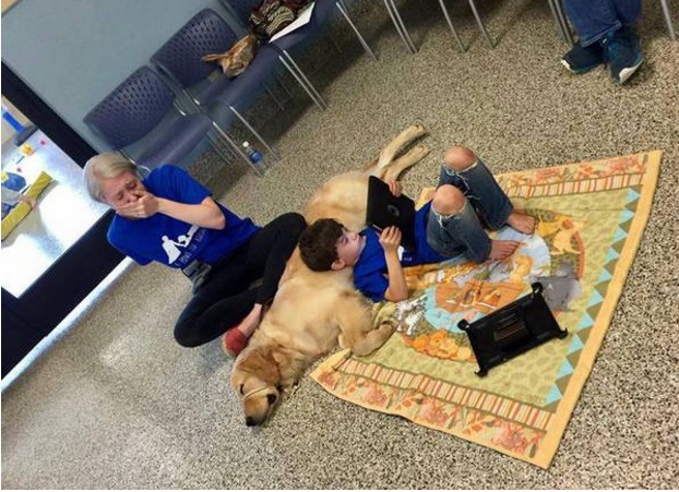 BAMBINO AUTISTICO FA AMICIZIA CON IL SUO CANE: LA FOTO COMMOVENTE FA IL GIRO DEL MONDO - 27/10/2016