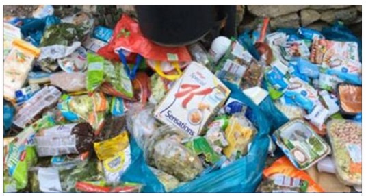 I VICINI IN RIVOLTA - MIGRANTI GETTANO IL CIBO: ''DATECI LA COCA COLA OPPURE ECCO COSA FACCIAMO'' - 02/11/2016