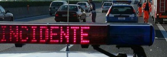 MAXI INCIDENTE SUL RACCORDO, SCONTRO TRA 4 AUTO E UN TIR: UN MORTO. CARREGGIATA CHIUSA, TRAFFICO IN TILT - 04/11/2016