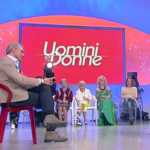 ''MI HA GRAFFIATO E PRESO A SCHIAFFI'' E' RISSA TRA I PROTAGONISTA DI 'UOMINI E DONNE' FUORI DALLO STUDIO - 26/10/2015