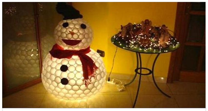 COME REALIZZARE UN BELLISSIMO PUPAZZO DI NEVE CON DEI BICCHIERI DI PLASTICA: GUARDA IL VIDEO - 24/11/2016