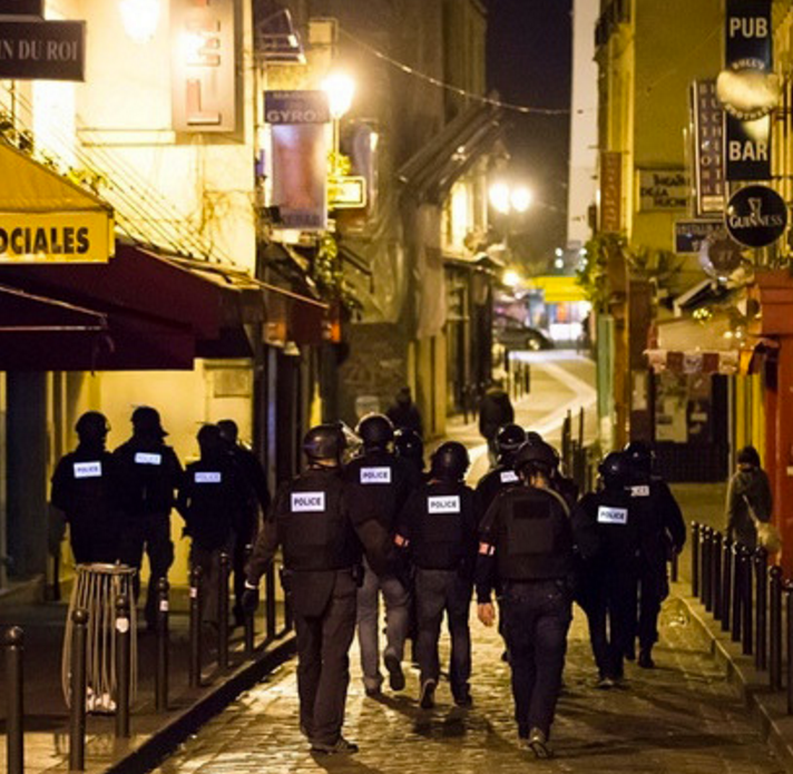 I FRANCESI STANNO BOMBARDANDO UNA CITTA' IN MANO ALL'ISIS - 15/11/2015
