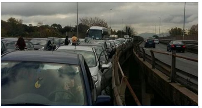 SCENE DA INCUBO A ROMA: DOPPIO INCIDENTE E MEGA INGORGO - BLOCCATI IN MIGLIAIA E GENTE A PIEDI - 25/11/2016