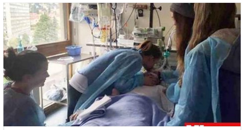 L'ULTIMO BACIO DELLA MAMMA PRIMA DI STACCARE LA SPINA ALLA FIGLIA 23ENNE: LA FOTO COMMUOVE IL WEB - 25/11/2016