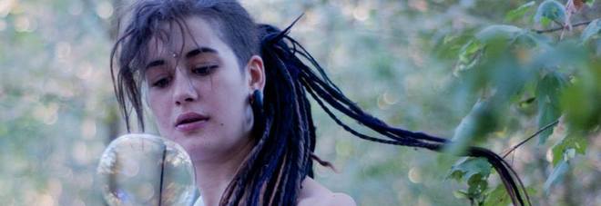 RAGAZZA INCINTA TROVATA MORTA IN CASA, LA MAMMA PUBBLICA LA FOTO DEL CADAVERE SU FACEBOOK - 30/11/2016