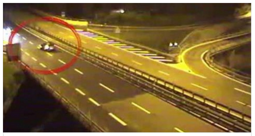 FUGGE IN AUTOSTRADA LASCIANDOSI ALLE SPALLE UNA BIMBA DI 7 ANNI NUDA E UNA MADRE SCONVOLTA - 01/12/2016