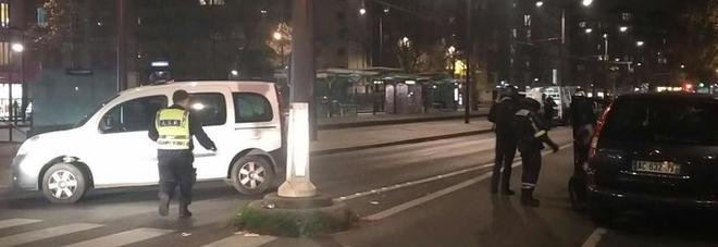 PAURA A PARIGI, UOMO ARMATO PRENDE IN OSTAGGIO 7 PERSONE: LE PRIME IMMAGINI - VIDEO - 02/12/2016
