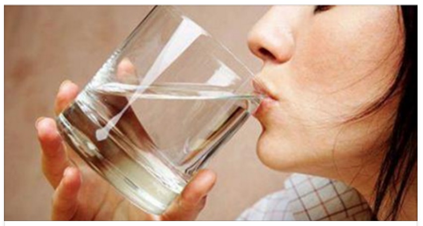 BERE TROPPA ACQUA: L'ERRORE CHE POTREBBE CAUSARE LA MORTE - 05/12/2016