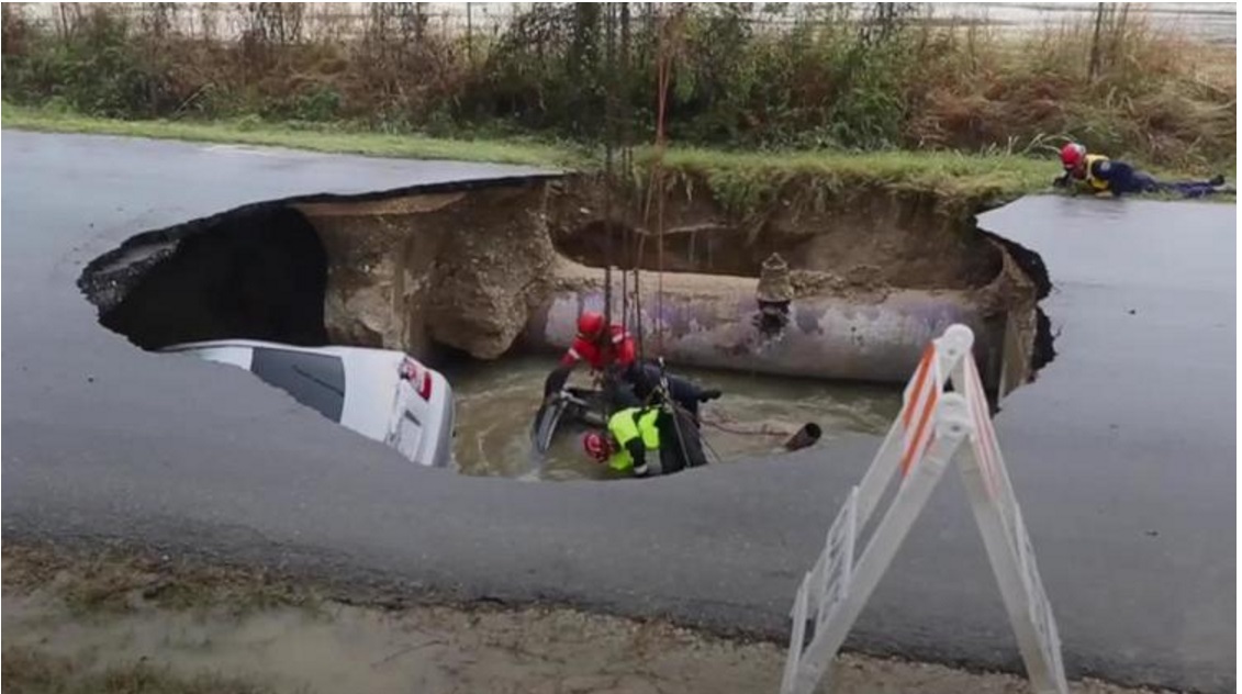 L'ASFALTO CEDE, ENORME CRATERE SI APRE IN STRADA E INGHIOTTISCE LE AUTO: DUE I MORTI - VIDEO - 06/12/2016