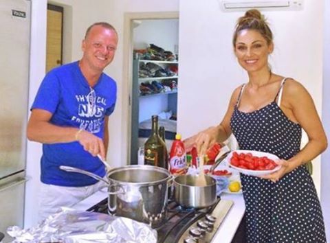 HANNO DECISO DI PRESENTARSI IN QUESTO MODO AI PAPARAZZI: MA IL PARTICOLARE NON E' SFUGGITO AL WEB - 10/12/2016