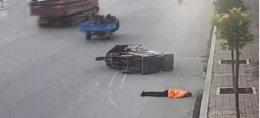 SPAZZINO TRAVOLTO SUL CIGLIO DELLA STRADA: NESSUNO SI FERMA A SOCCORRERLO E LUI MUORE - VIDEO CONSIGLIATO AD UN PUBBLICO ADULTO - 17/12/2016