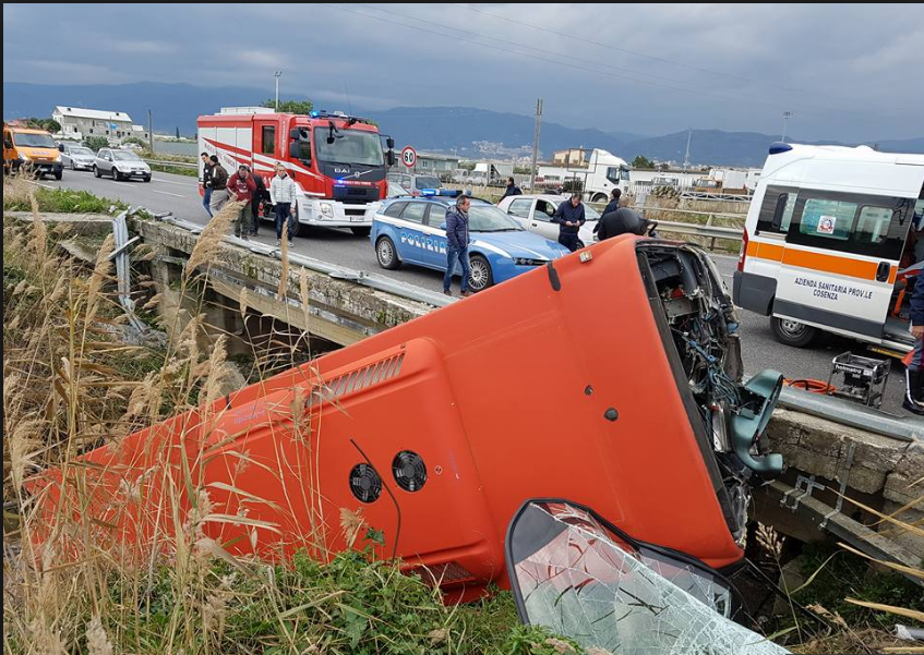 BUS SBANDA E FINISCE IN UN CANALE: ''CI SONO VITTIME'' - 17/12/2016