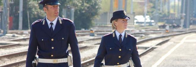 DONNA DI 120 CHILI FA SESSO VICINO AI BINARI POI STENDE I POLIZIOTTI CHE CERCANO DI BLOCCARLA - 21/12/2016