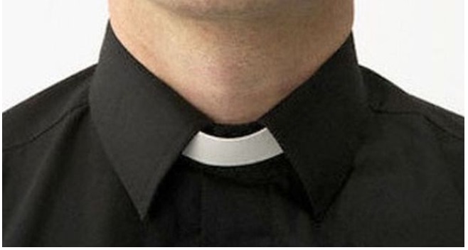 PRETE BESTEMMIA DURANTE LA PROCESSIONE E VIENE SCOMUNICATO: SHOCK A MILANO - 29/01/2017