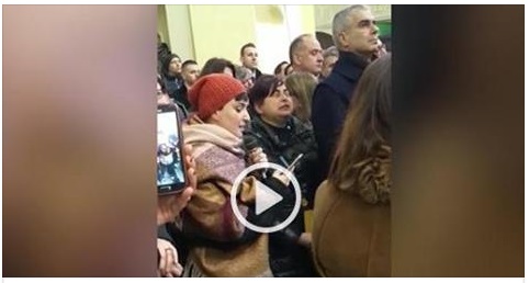 RIGOPIANO: ARISA CANTA AI FUNERALI DELLE VITTIME - 29/01/2017