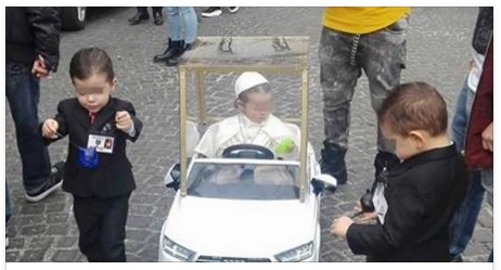 CARNEVALE A NAPOLI, BIMBO VESTITO DA PAPA E' LA STAR DELLA CITTA': LA FOTO E' SUBITO VIRALE - 12/02/2017