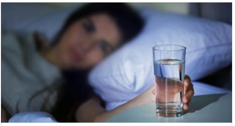 BEVETE SEMPRE L'ACQUA LASCIATA NEL BICCHIERE  DURANTE LA NOTTE? NON FATELO PIU' - QUANDO SCOPRIRAI IL PERCHE' SMETTERAI DI FARLO - 12/02/2017