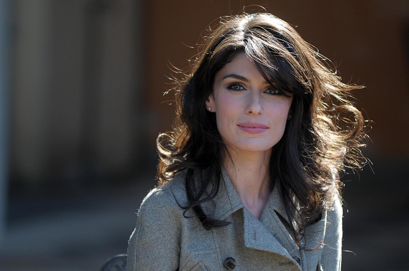AVETE MAI VISTO IL MARITO E I FIGLI DI ANNA VALLE? ECCO LA SPLENDIDA FAMIGLIA DELL'ATTRICE MOLTO GELOSA DELLA SUA VITA PRIVATA - 10/03/2017