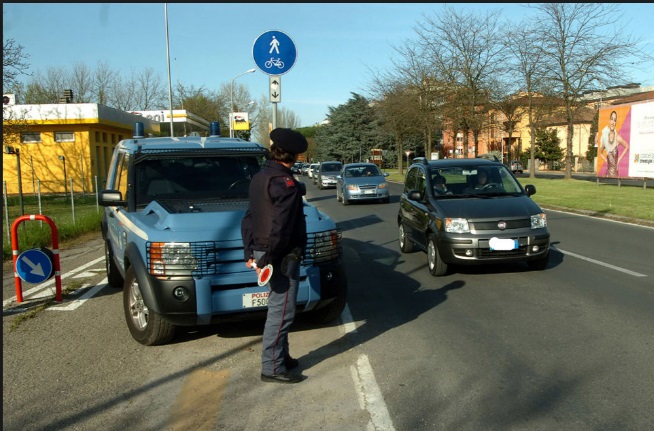 FATE MOLTA ATTENZIONE - SI VESTONO DA POLIZIOTTI: ECCO COSA SUCCEDE A ROMA - 31/03/2017