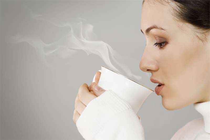 I 5 INESTIMABILI BENEFICI DI BERE ACQUA CALDA OGNI MATTINO. LA 4 VI SORPRENDERA' - 16/05/2017