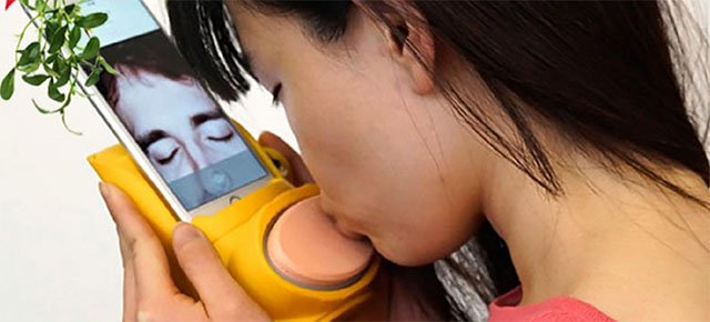 L'ACCESSORIO PER BACIARE CON GLI SMARTPHONE - 28/05/2017