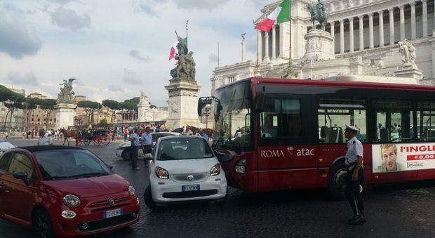 BUS ''IMPAZZITO'' SENZA AUTISTA A BORDO SEMINA IL PANICO A ROMA - 07/06/2017