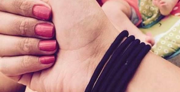 ERA STANCA DI ESSERE UNA ''MAMMA ARRABBIATA'': IL TRUCCO DEI 5 ELASTICI PER CAPELLI E' DIVENTATO VIRALE - 08/06/2017