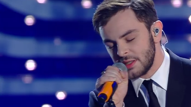 LORENZO FRAGOLA, PRIMO AD ESIBIRSI APPARE SUL PALCO DELL'ARISTON E TWITTER INSORGE: CI AVETE FATTO CASO ANCHE VOI? - 09/02/2016