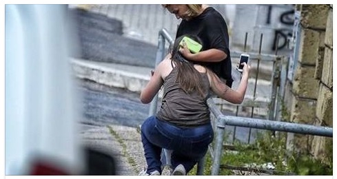 ROMA - DUE DONNE PIANGONO A DIROTTO PER STRADA: E' ACCADUTO QUALCOSA DI ASSURDO - 11/06/2017