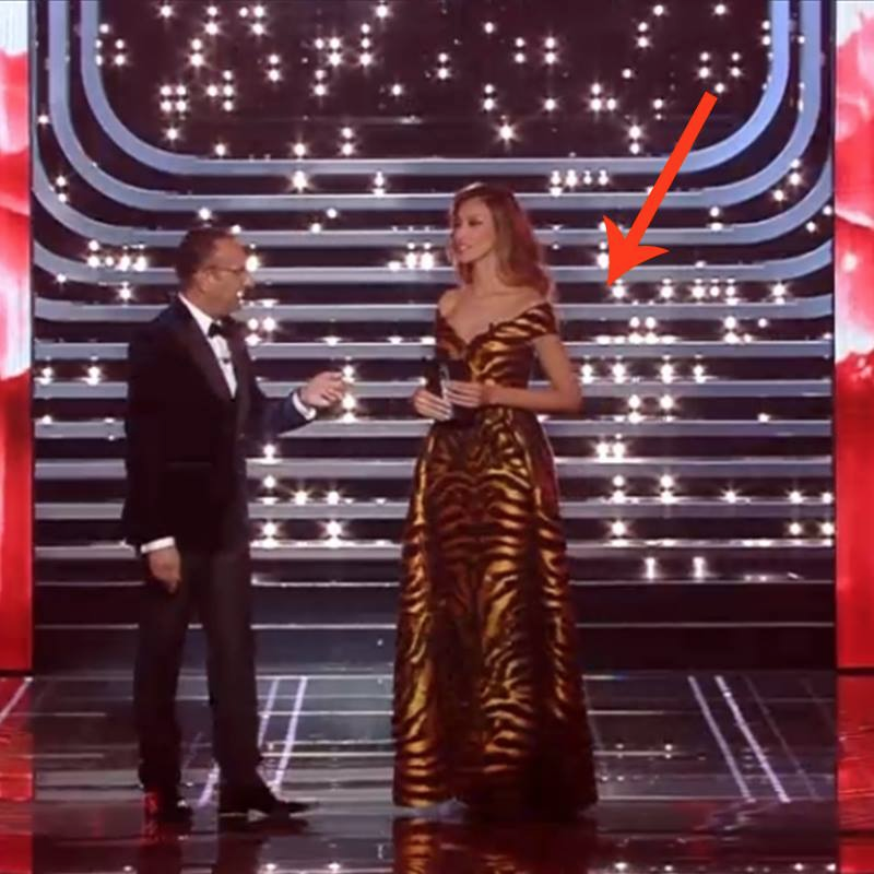 ARRIVA CON QUELL'ABITO A SANREMO MA VIENE DERISA DAL WEB: ECCO A CHI L'HANNO PARAGONATA - 09/02/2016