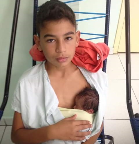 UN RAGAZZO PRATICA IL METODO DELLA ''MAMMA CANGURO'' CON IL FRATELLO NEONATO. COSA C'E' DIETRO QUESTO GESTO SPEZZA IL CUORE - 13/06/2017