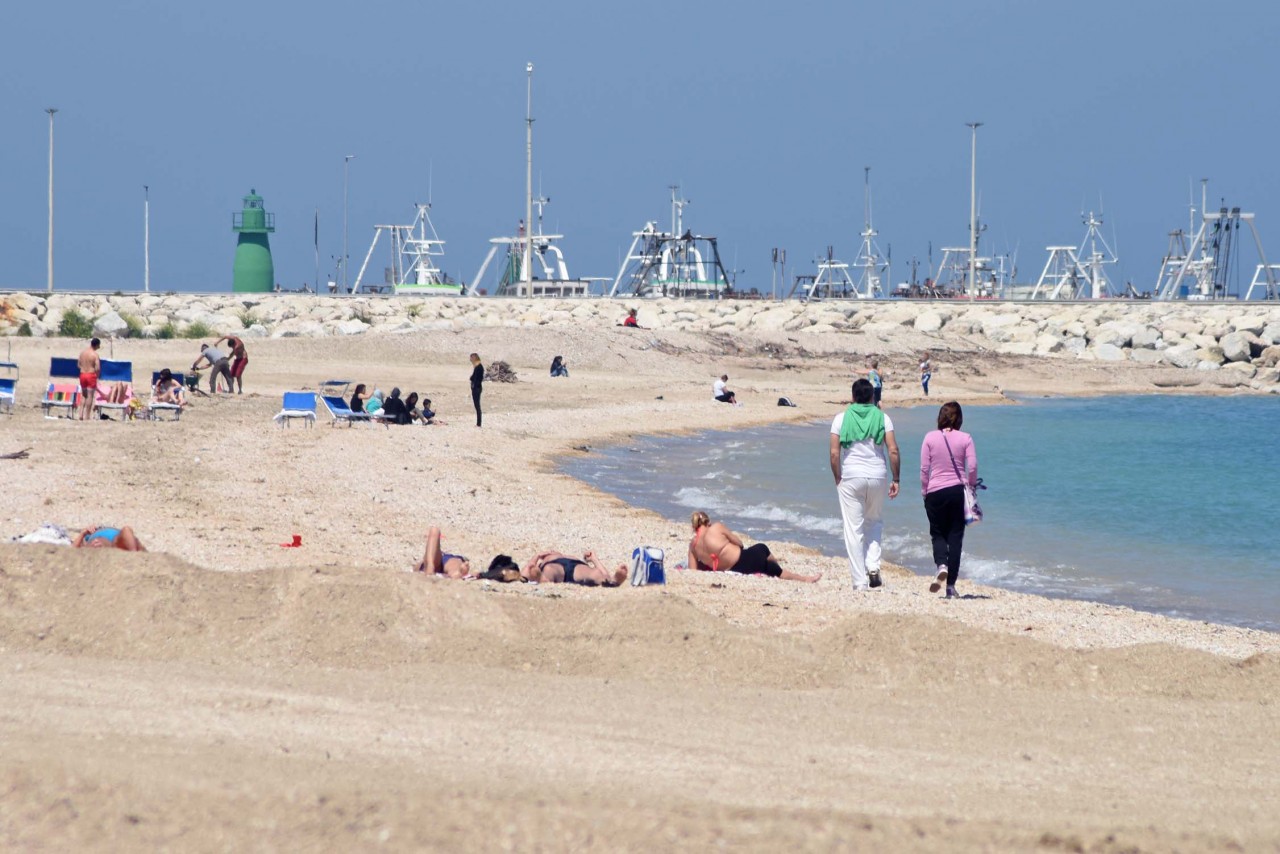SESSO IN SPIAGGIA MENTRE I BAMBINI GIOCANO: E' DI NUOVO SCANDALO - 18/07/2017