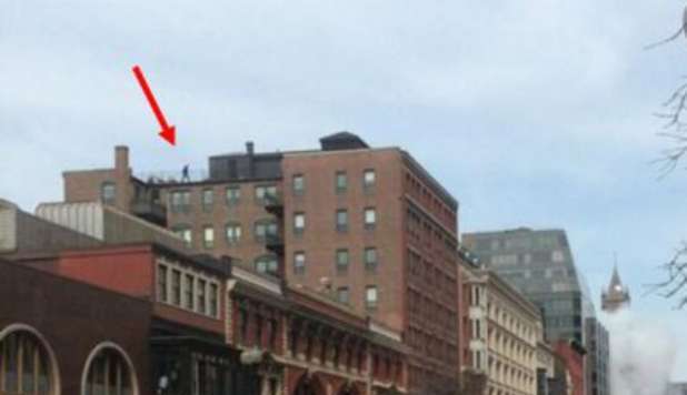 BOSTON, IL GIALLO DELL'UOMO SUL TETTO. LA FOTO MISTERIOSA FA IL GIRO DEL WEB - 16/04/2013