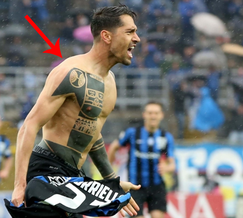 MARCO BORRIELLO SI SFILA LA MAGLIETTA E MOSTRA A TUTTI QUEL DETTAGLIO CHE NON E' PASSATO INOSSERVATO - 17/04/2016