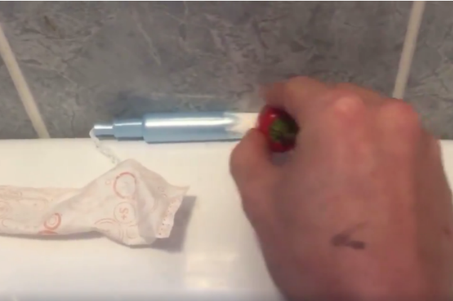 METTE IL PEPERONCINO SULL'ASSORBENTE INTERNO: ECCO COSA ACCADE ALLA DONNA - 24/05/2016