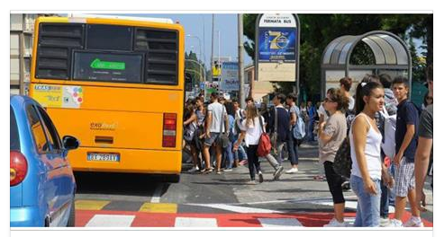 ROMA - FOLLIA ALLA FERMATA DEL BUS, QUELLO CHE ACCADE ALLA RAGAZZA E' AGGHIACCIANTE - 07/06/2016