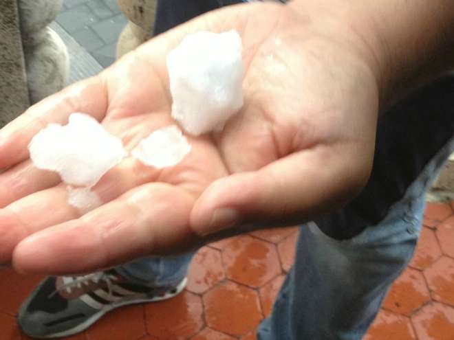 MALTEMPO, TEMPORALE A ROMA: GRANDINE E TURISTI IN FUGA. NAPOLI, 4 VOLI DIROTTATI - 21/07/2013