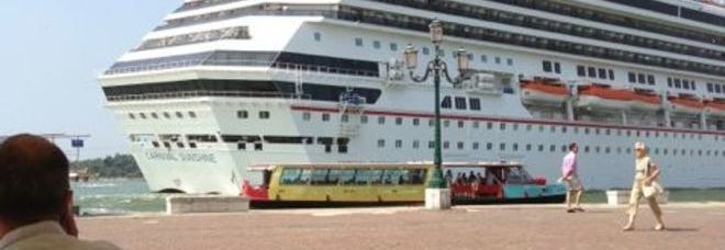 INCHINO A SAN MARCO, NAVE DA CROCIERA SFIORA LA RIVA: ''ERRORE DI MANOVRA'' - 27/07/2013