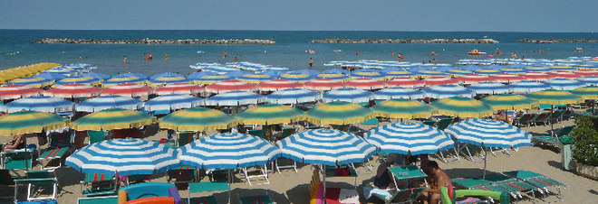 LITE SULLA SPIAGGIA PER IL POSTO AL SOLE: GETTA IL PORTAFOGLI E IL CELLULARE IN MARE - 27/07/2013