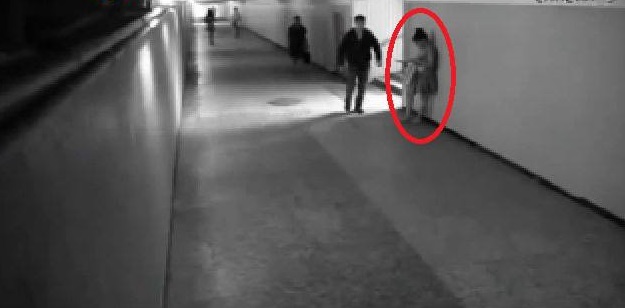 Reazione che non ti aspetti: la ragazza non ci sta a farsi rubare il cellulare e lo stende - Il video fa il giro del web - 27/07/2013