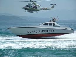 Arriva la Finanza e l'equipaggio dà fuoco alla nave per bruciare 30 tonnellate di hashish - Video - 08/09/2013