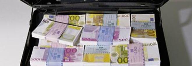 TROVA PER STRADA UNA VALIGETTA CON 105MILA EURO: ''HA CONSEGNATO TUTTI I SOLDI ALLA POLIZIA'' - 30/09/2013