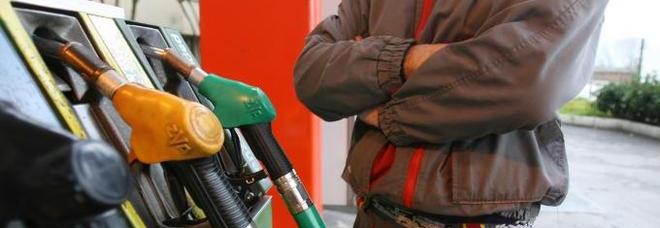 DA DOMANI AUMENTA LA BENZINA: + 1,5 CENTESIMI AL LITRO. - 30/09/2013