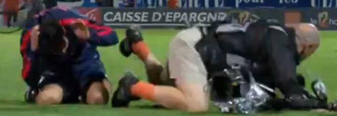 LO SCHERZO DEL POCHO LAVEZZI, SGAMBETTO AL CAMERAMAN: E IBRA SE LA RIDE - VIDEO - 07/10/2013