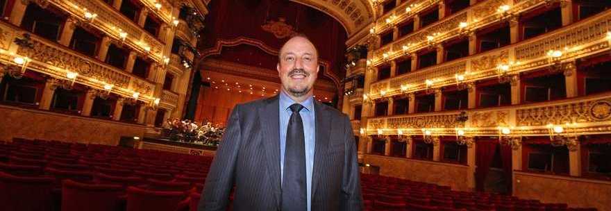 RAFA BENITEZ AL SAN CARLO DI NAPOLI, L'ORCHESTRA GLI DEDICA ''OJE VITA MIA'' - 14/10/2013