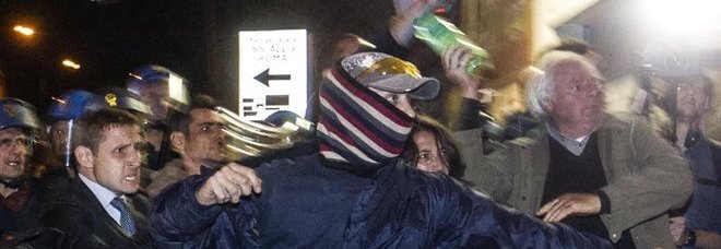 PRIEBKE, FUNERALI SOSPESI. SCONTRI TRA I MANIFESTANTI DAVANTI ALLA CHIESA - VIDEO - 15/10/2013