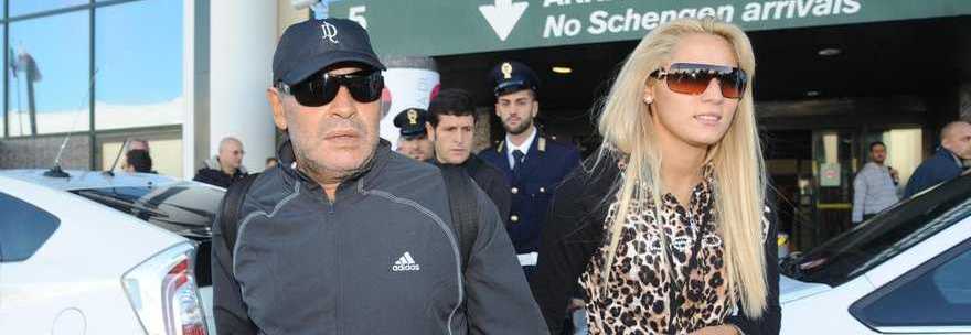MARADONA È RITORNATO IN ITALIA CON LA FIDANZATA. E' SBARCATO A MALPENSA, ENTUSIASMO DEI TIFOSI - 16/10/2013